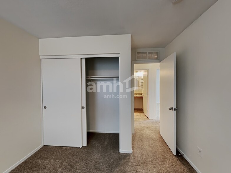 Building Photo - 3542 E Terrace Ave