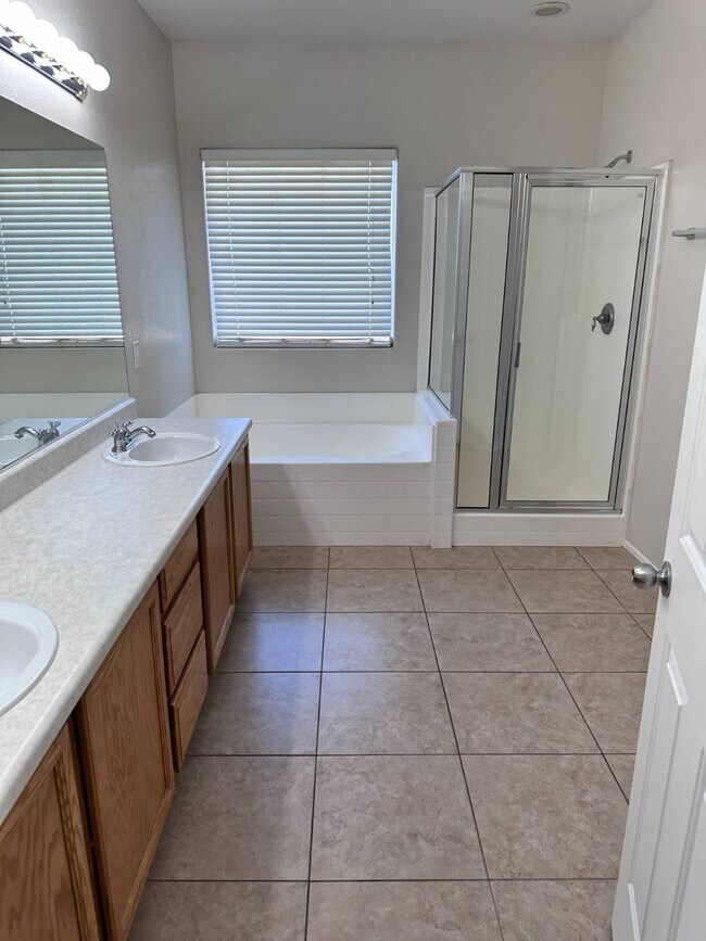 Building Photo - 2820 Dowitcher Ave