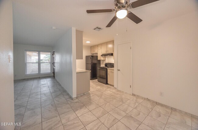 Building Photo - 8307 Mettler Dr