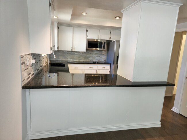 Building Photo - 323 S Broadway