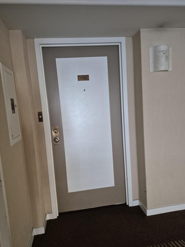 Building Photo - 600 W 9th St