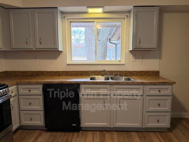 Building Photo - 30 Rolling Hills Dr