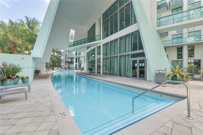 Building Photo - 6000 Collins Ave