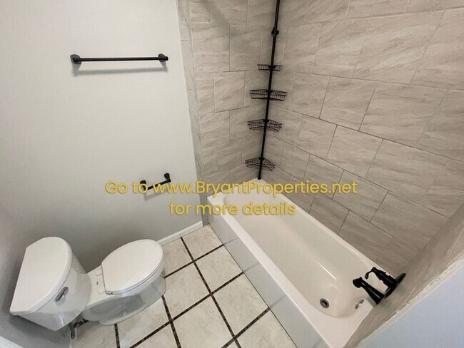 Building Photo - Hendersonville - 2 Bedroom Condo