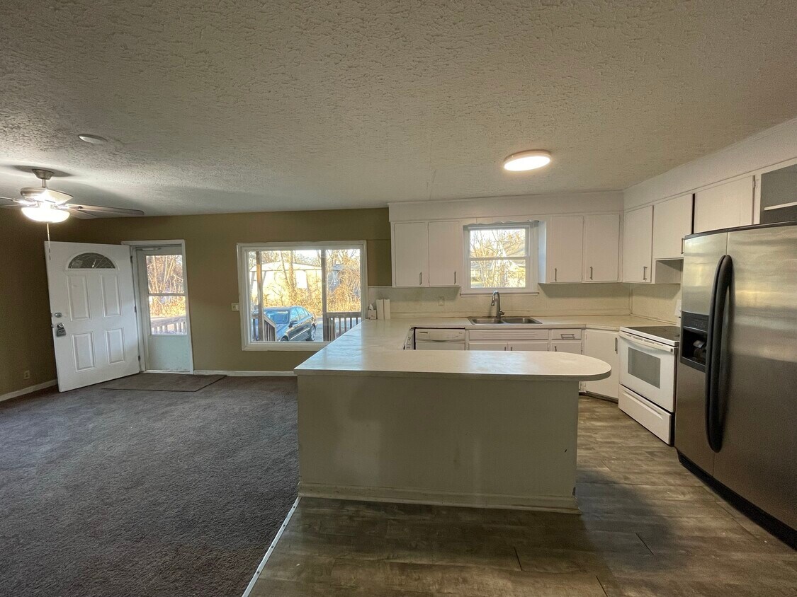 Building Photo - 612 Sun Cir