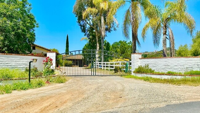 Building Photo - Darling Fully Furnished Guest Home Unit wi...