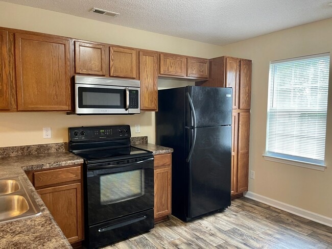 Building Photo - Charming 2BR Townhome Minutes from Hwy 172 Back Gate