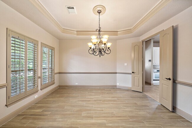 Building Photo - 10015 Cinco Ridge Dr