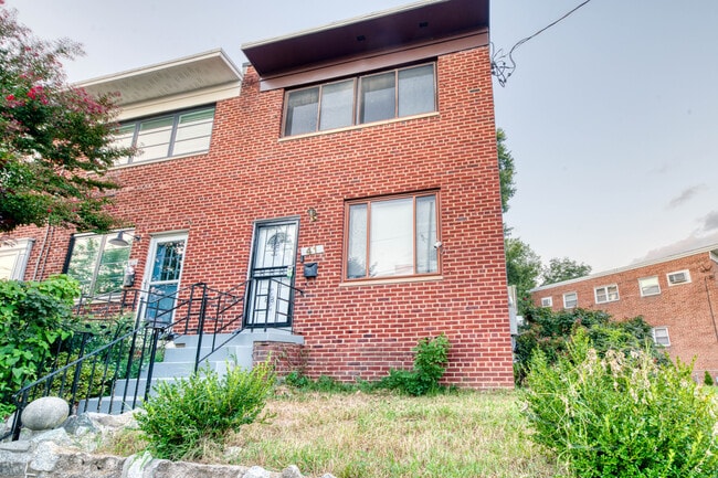 Primary Photo - 41 Tuckerman St NW