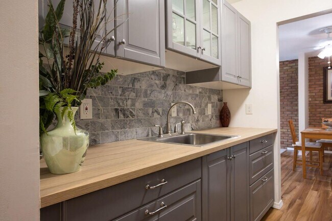 Building Photo - Large Renovated Condo near EMU