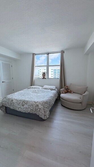 Building Photo - 7501 E Treasure Dr