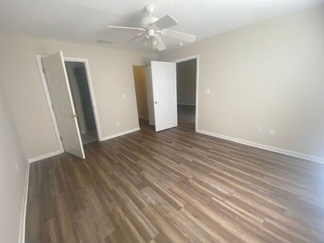 Building Photo - Great 3/2/1 duplex with a private driveway and entrance!  Partially fenced yard! Must see!
