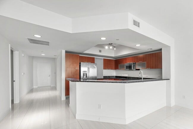 Building Photo - 2650 Lake Shore Dr