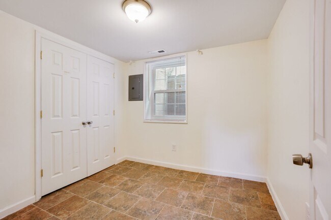 Building Photo - A GEM IN RIVERDALE HEIGHTS!