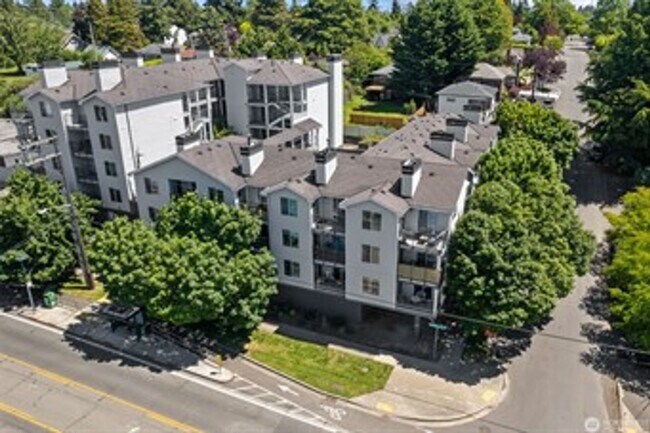 Building Photo - Modern 1-Bedroom Condo in Vibrant Greenwood Neighborhood
