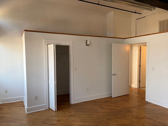 Building Photo - Sleek Manhattan Style Urban Condo Now Available in Byrne Lofts