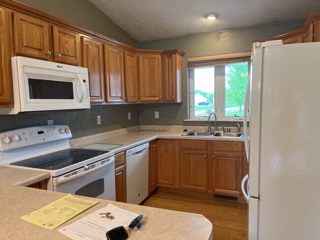 Building Photo - 3 Bedroom, 3 Bath Duplex in Greenville