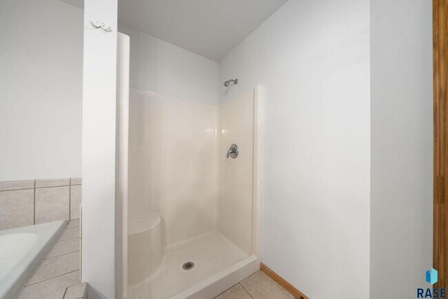 Building Photo - Charming Multi-Level Home! Large Backyard,...