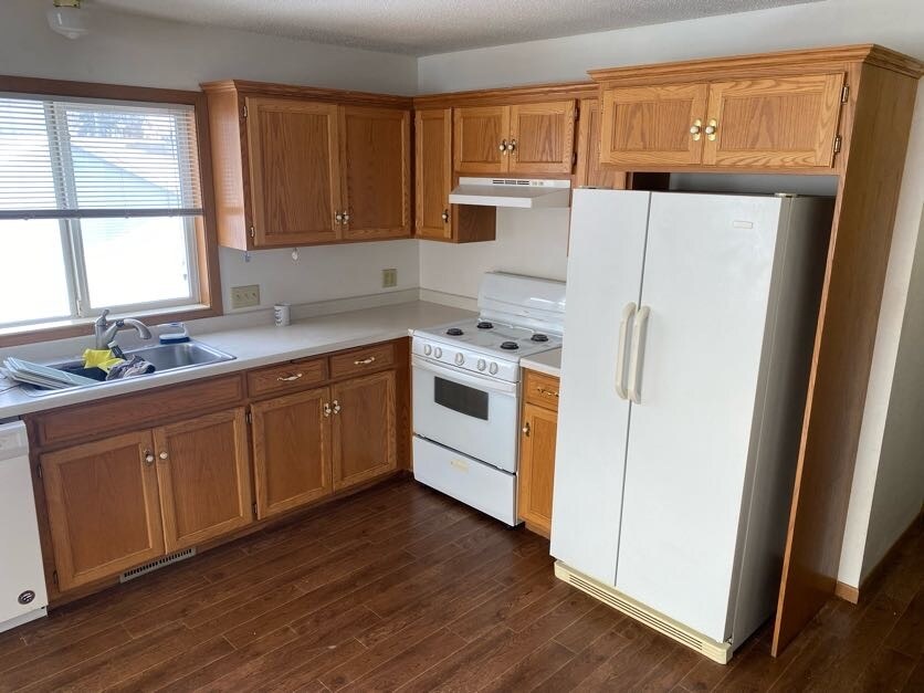 Building Photo - 106 5th Ave S