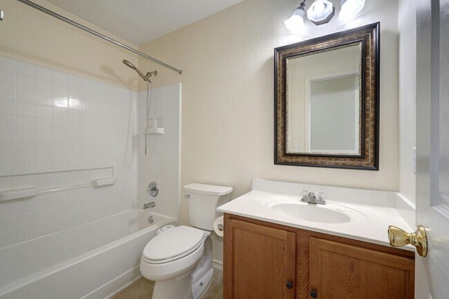 Building Photo - Spacious 4-Bedroom Gem with Office in Desi...