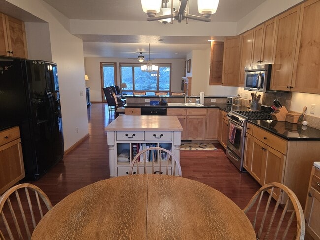 Building Photo - 3300 Graf St