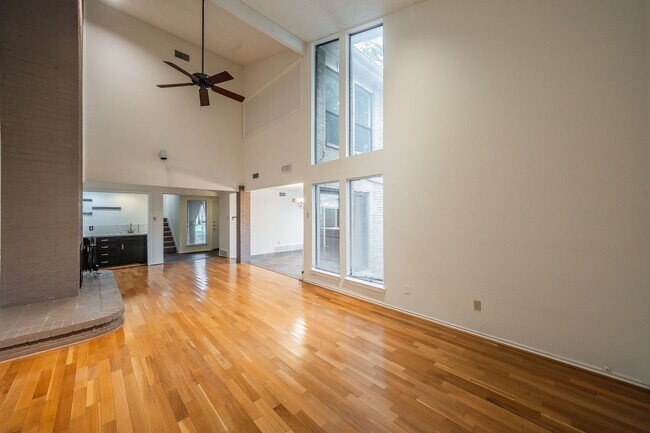 Building Photo - Amazing Townhome