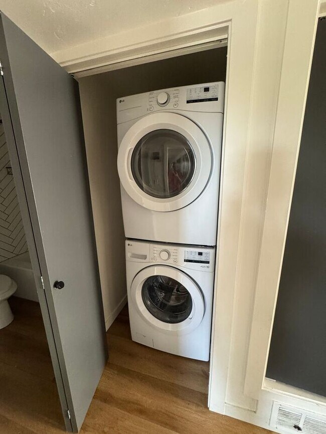 Building Photo - 205 W 25th St