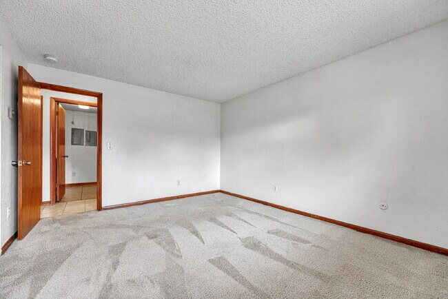 Building Photo - $1,395.95, 1 bed, 1 bath garden level Condo with Washer/Dryer