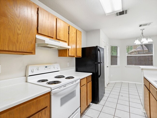 Building Photo - Stylish & Spacious 3-Bedroom Home Perfect for Students and Families