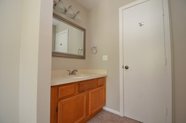 Building Photo - Beautiful 2/2.5 Winter Springs Townhome ~ Newer Paint & Flooring ~ End Unit with Pond View!