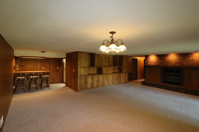 Building Photo - Stunning 4 Bedroom Home with Pond Access