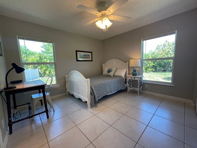 Building Photo - 8043 SE Highpoint Way