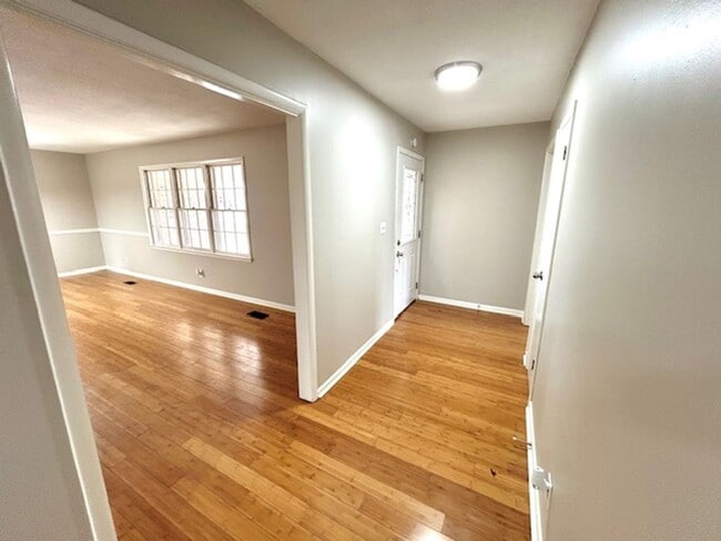 Building Photo - Move-In Ready 3 Bedroom Home with Garage & Private Yard