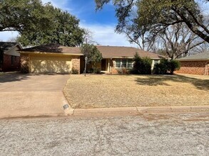 Building Photo - 2318 River Oaks Cir