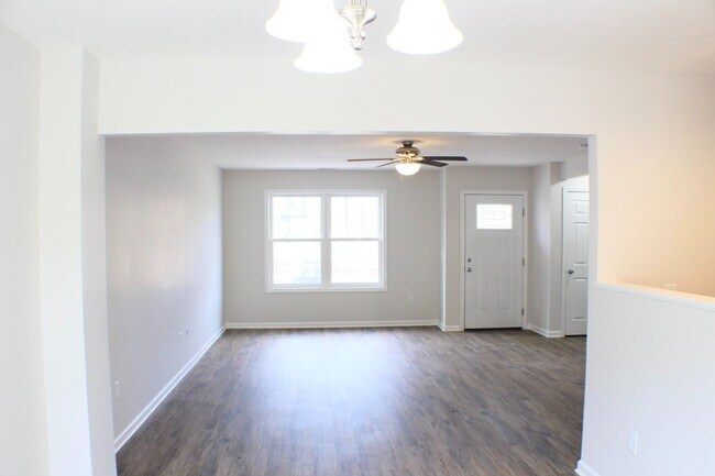 Building Photo - Spacious 3-Bedroom Townhome for Rent – Steps from Sentara RMH!