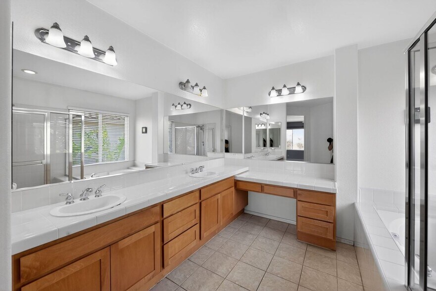 Building Photo - 11677 Swan Lake Dr