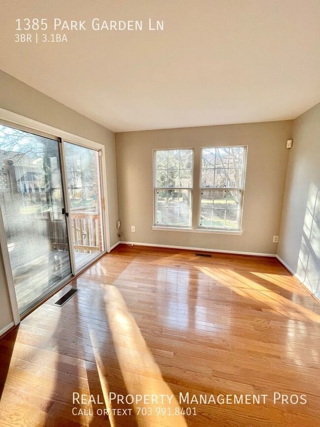 Building Photo - 1385 Park Garden Ln