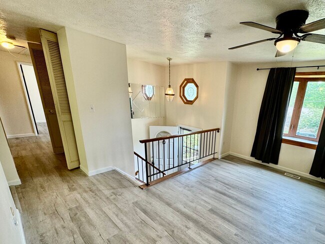 Building Photo - Spacious Split Level 3/1.5 House in Baldwi...