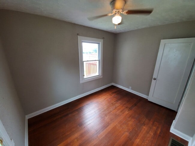 Building Photo - 4 Bedroom 1 Bath Home