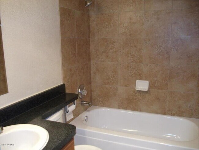 Building Photo - 2744 N Country Club Rd