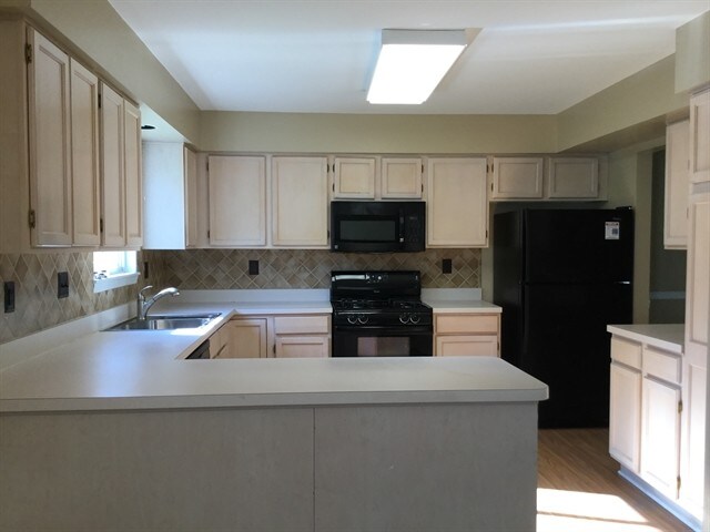 Building Photo - 13817 S Petersburg Dr