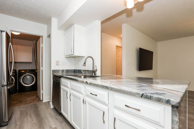 Building Photo - 8839 Eagleview Dr
