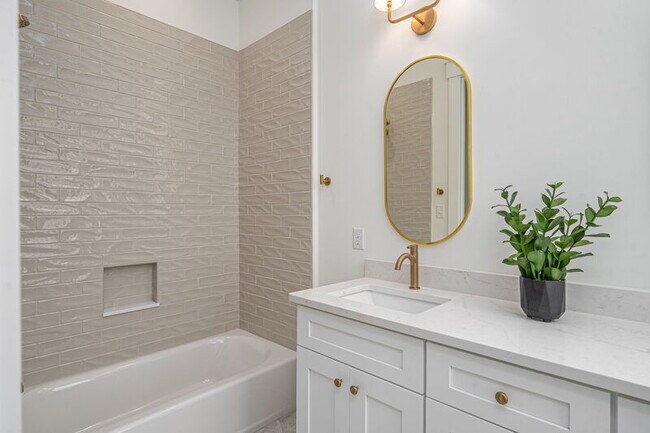 Building Photo - 302 W 38th St