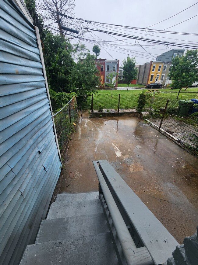 Building Photo - Spacious 3 Bedroom in East Baltimore