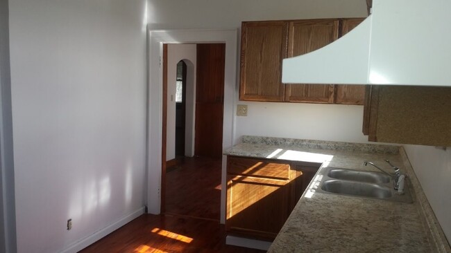 Building Photo - Two Bedroom One Bath Newly Renovated Charl...