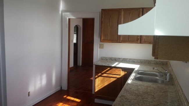 Building Photo - Two Bedroom One Bath Newly Renovated Charleston Home