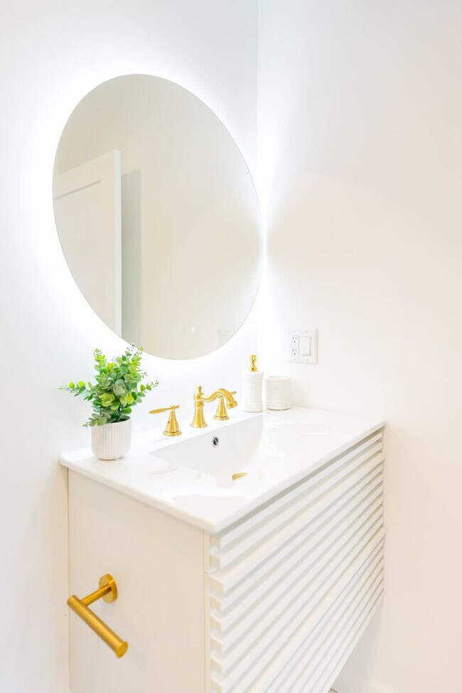 Building Photo - 42 White St Pl