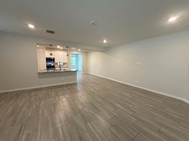 Building Photo - 327 W Tamarack Dr