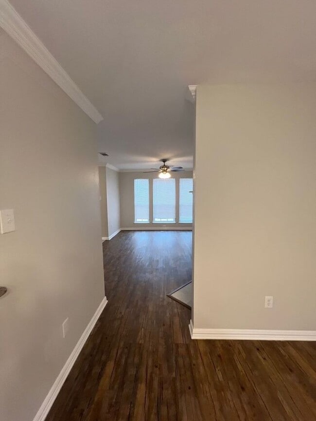 Building Photo - **Modern 3BR/2.5BA Home with Garage & Spac...