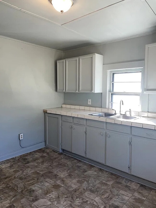 Building Photo - 2 Bedroom 1 Bathroom